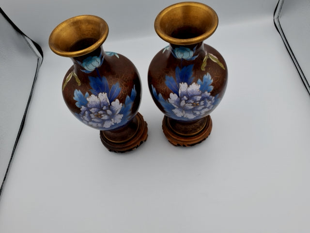 Cloisonne vaser på træ-stande